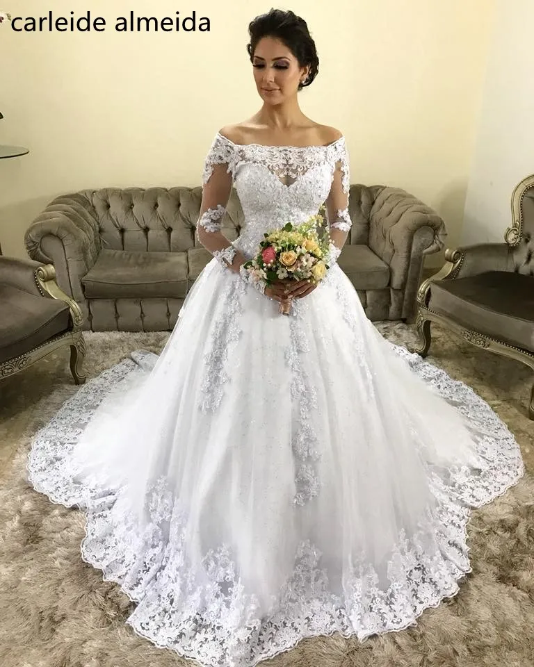 

Свадебное платье с длинным рукавом, вырезом лодочкой и шлейфом