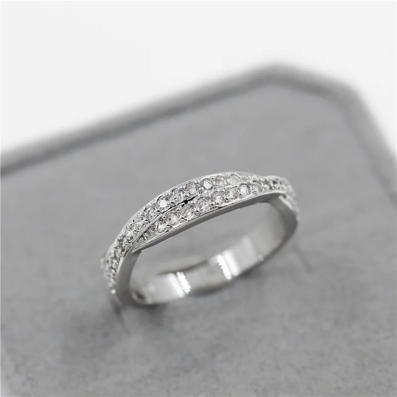 Женское Обручальное кольцо с черным и белым кристаллом серебристого цвета