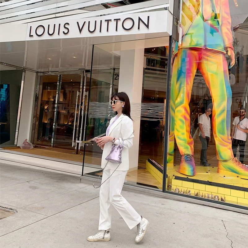 Женский офисный костюм весенний белый тонкий профессиональный из двух предметов