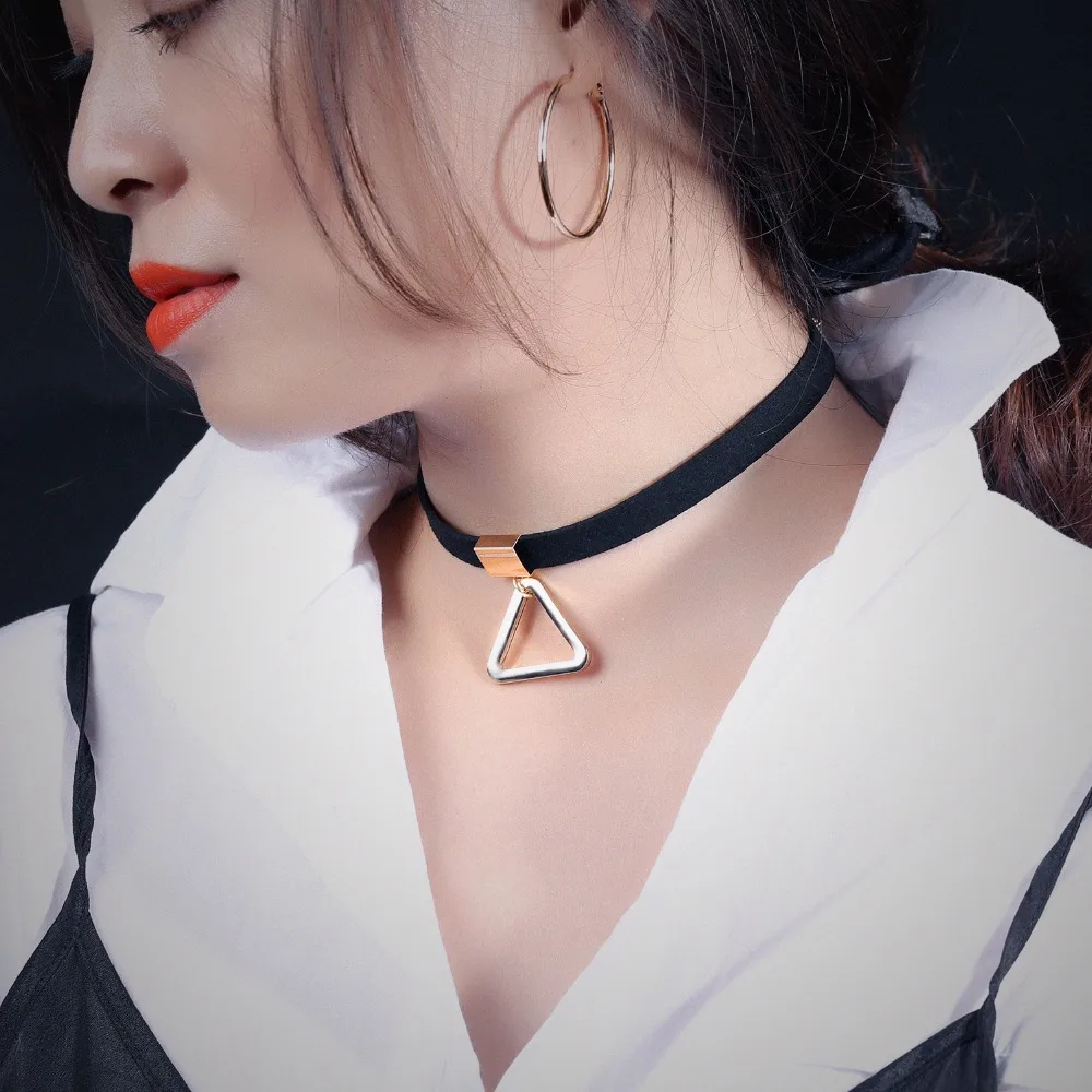 Новогодняя цепочка с подвеской в виде треугольника серебряного цвета|choker