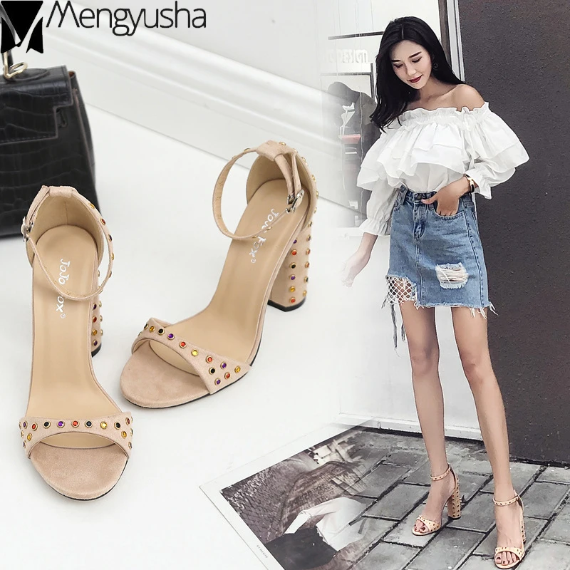 Разноцветные босоножки из флока на высоком каблуке с заклепками Летняя женская