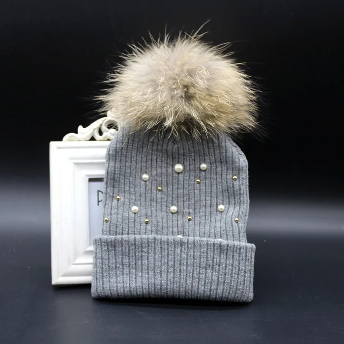 Вязаные шапочки с жемчугом женская шапка большими помпонами из меха енота
