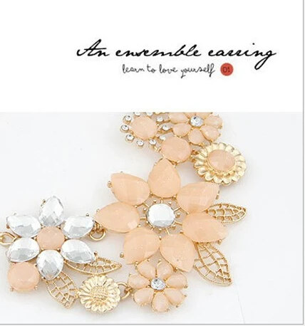 Женское длинное ожерелье с металлическими отверстиями яркими цветами и стразами