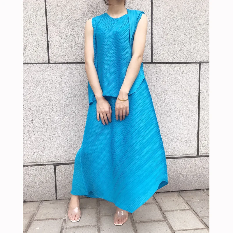 

HOT SELLING Miyake fold sleeveless round collar personality T-shirt + solid skrit irregular suit IN STOCK