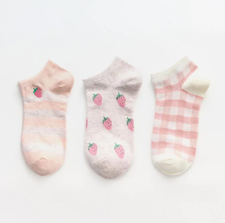 strawberry short 3 пар/лот, милые хлопковые носки с животными для женщин, короткие носки с фламинго, жирафом, невидимые носки-башмачки для девочек, чулочно-носочные изделия, забавные носки - Цвет: strawberry short