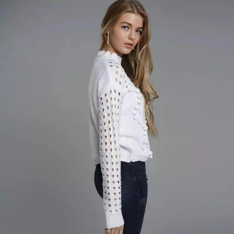 Женский черно-белый перфорированный свитер с воротником-стойкой простой вязаный