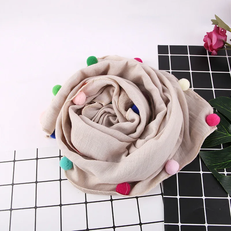 Длинный шарф для детей на весну и осень однотонный с помпонами шарами хлопковый