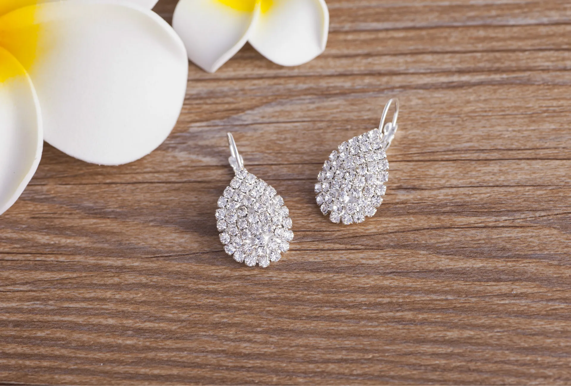 Женские серьги-пусеты с кристаллами белого и серебряного цвета из кубического