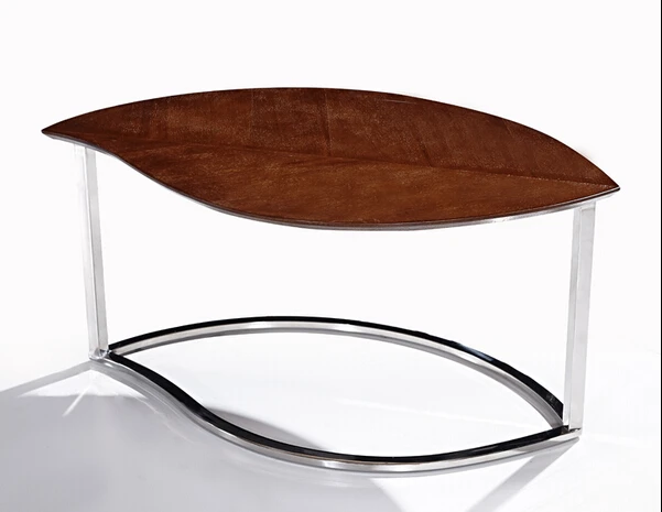 Стол из нержавеющей стали. Узкая и современная мебель для гостиной. Искусство