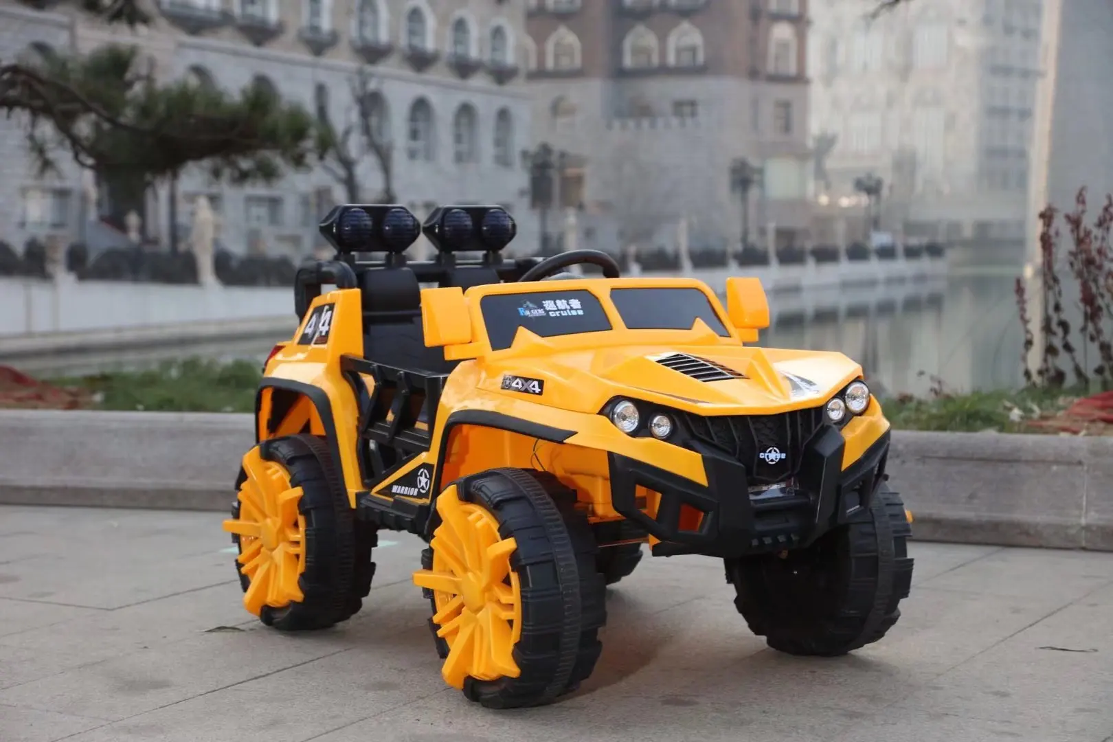 Детский электромобиль четырехколесный автомобиль-качалка с дистанционным управлением