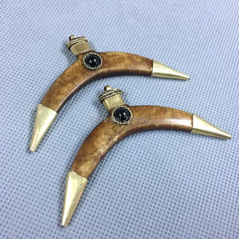 Коричневая кость в форме полумесяца подвеска с ониксовым акцентом латунные