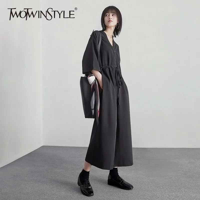 Женский комбинезон TWOTWINSTYLE черный длинный широкий с треугольным вырезом и