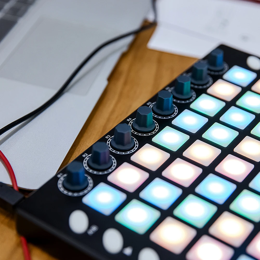 Портативный USB MIDI контроллер для барабанных колодок с подсветкой 48 RGB 8 ручек 16 кнопок 8 ползунков с usb-кабелем