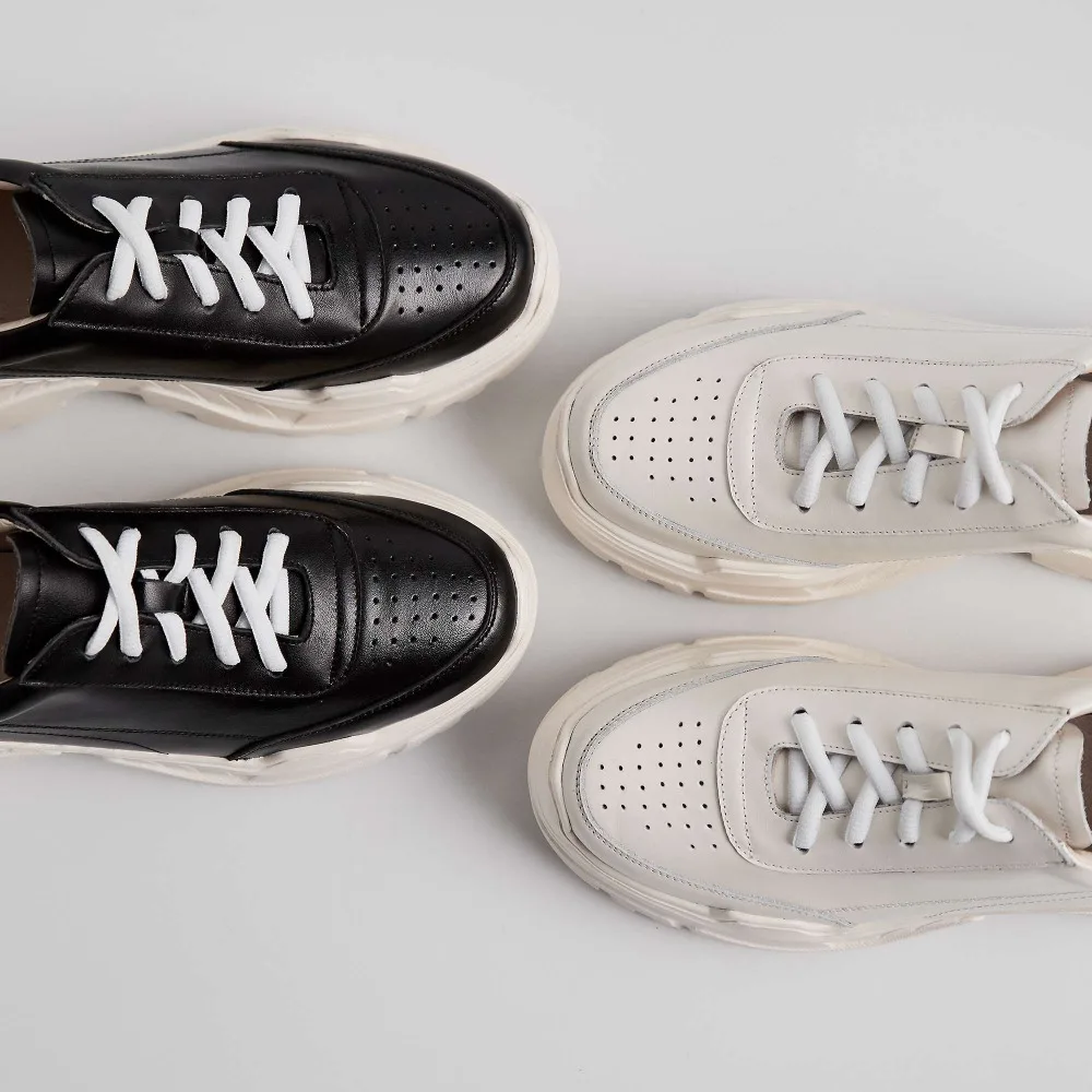 Хорошо вентилируемые белые кроссовки из зернистой кожи на шнуровке с высокой