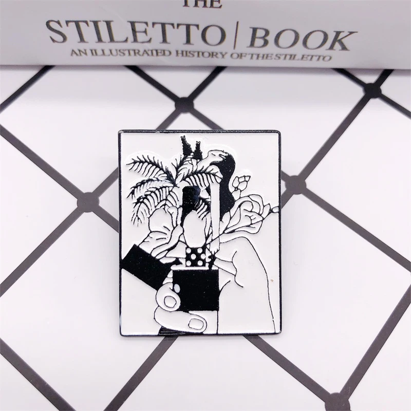 Креативная зажигалка ручная эмалированная брошь с кокосовой пальмой черно-белая