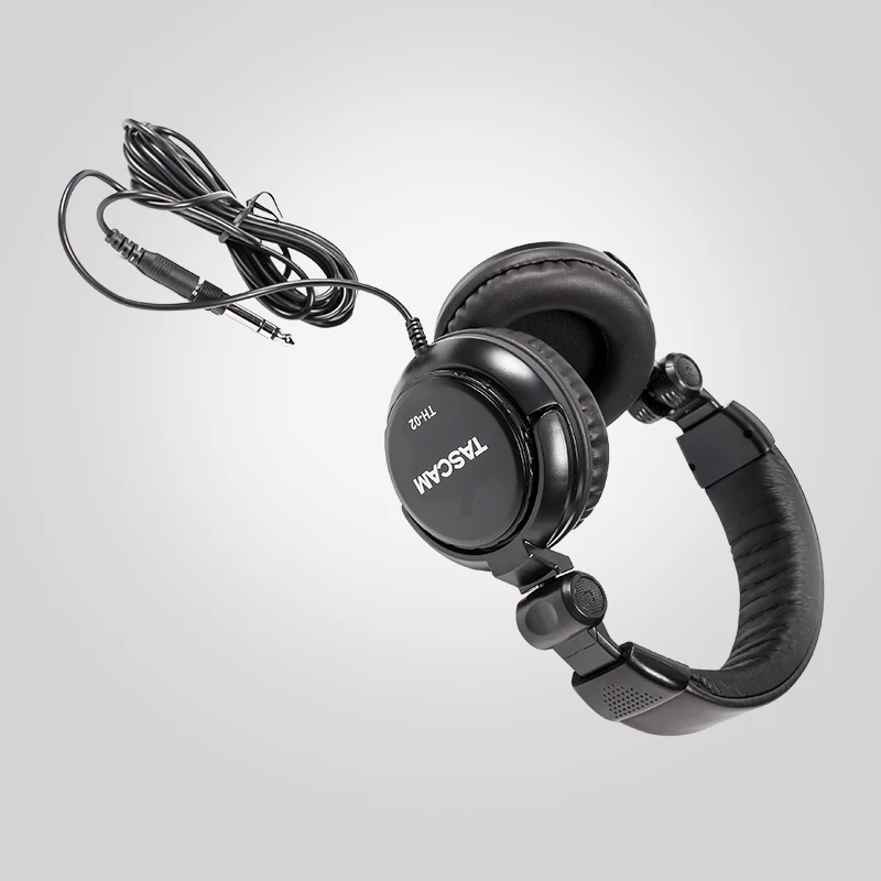 Tascam TH 02 классические туфли с закрытой пяткой и студийные наушники черного цвета
