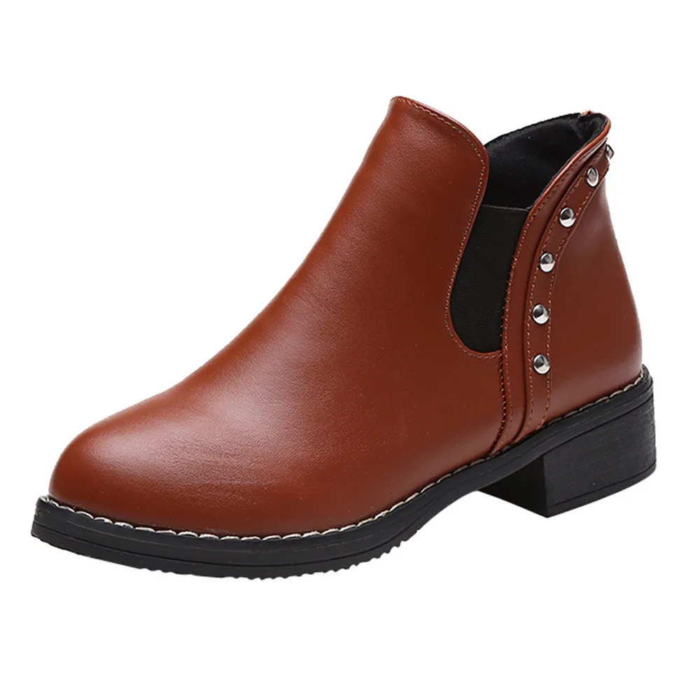Женские ботинки с заклепками на плоской толстой подошве из искусственной кожи