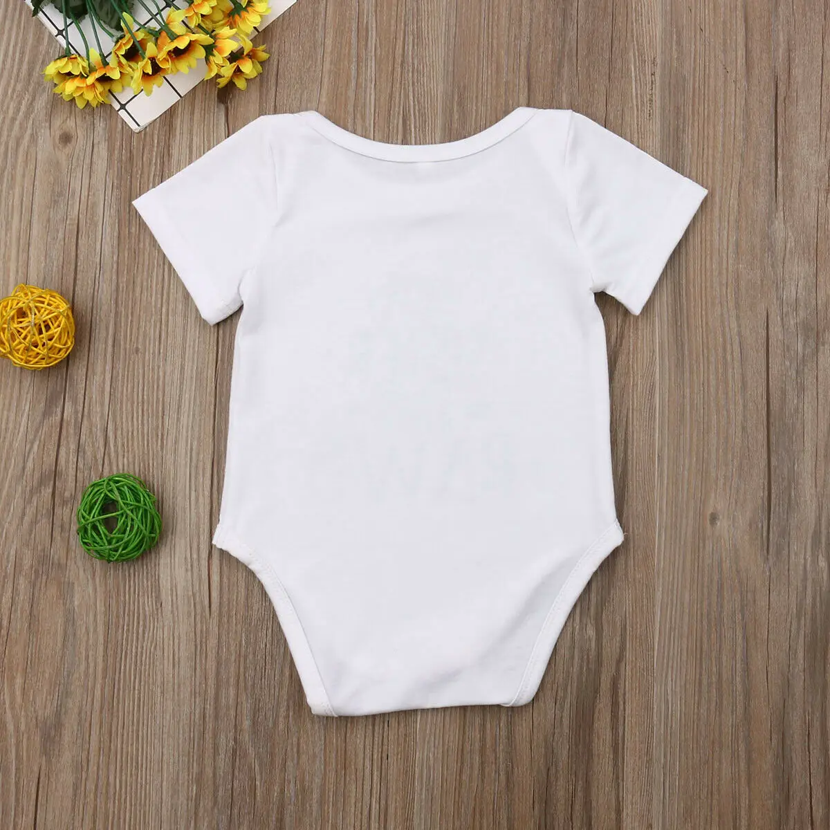 Хлопковый костюм боди с короткими рукавами и буквенным принтом для