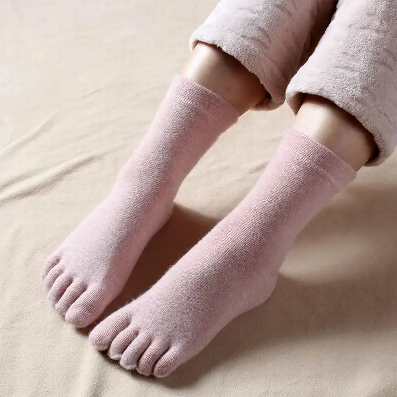 Осенне зимние женские теплые мягкие однотонные шерстяные носки с пятью пальцами - Фото №1