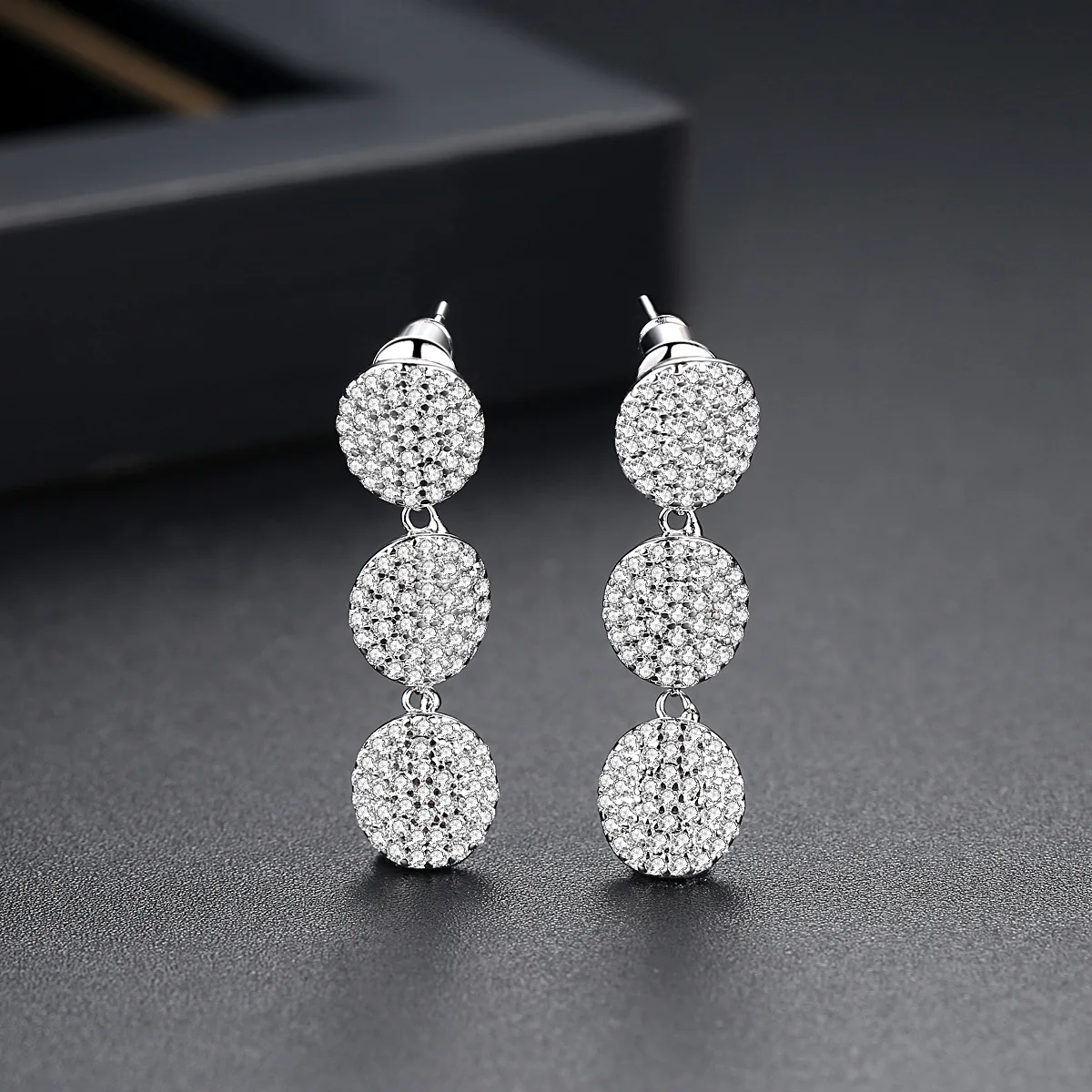 Серьги с медным инкрустированным белым кубическим цирконием ААА геометрические