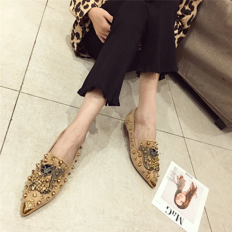 Женская обувь на плоской подошве; элегантные лоферы с острым носком; мягкая обувь на плоской подошве; Роскошная обувь из флока с кристаллами без застежки; Классная золотая заклепка; обувь на плоской подошве наивысшего качества