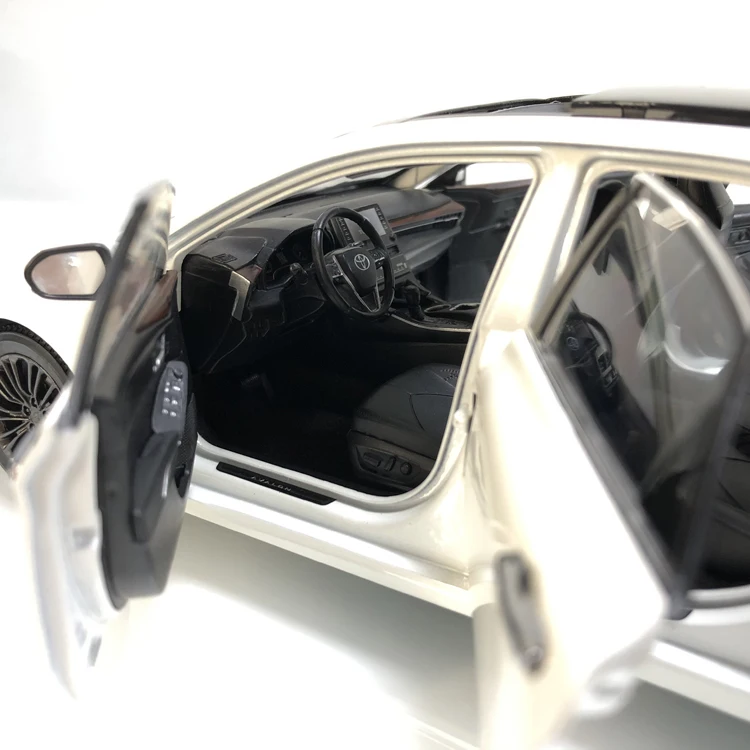 1:18 литья под давлением модель для Toyota Avalon белый Седан сплав игрушечный автомобиль миниатюрная коллекция подарок