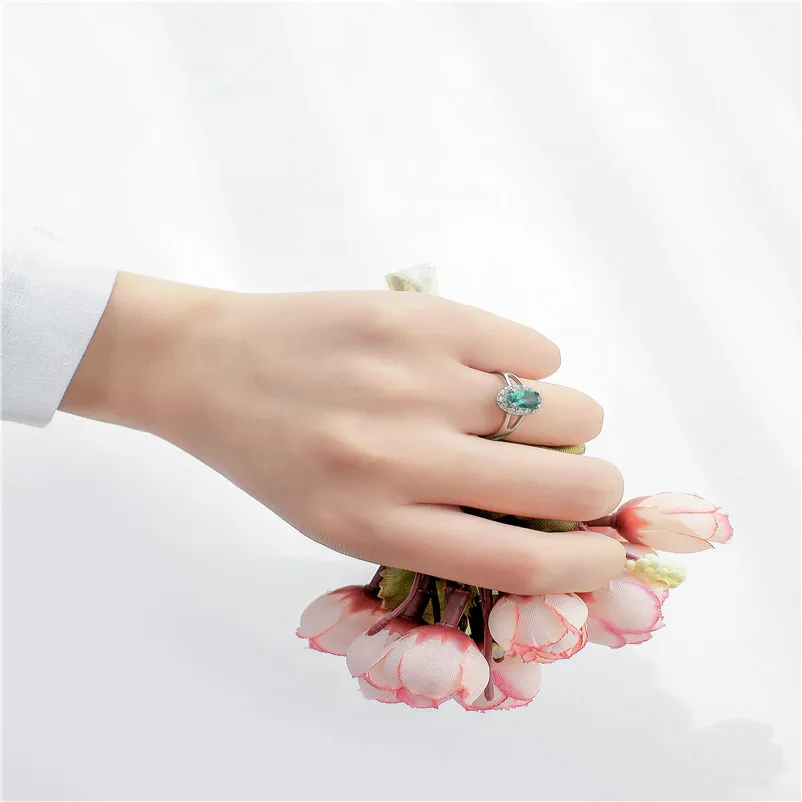 Женское кольцо из серебра 7 Х5 мм с натуральным топазом