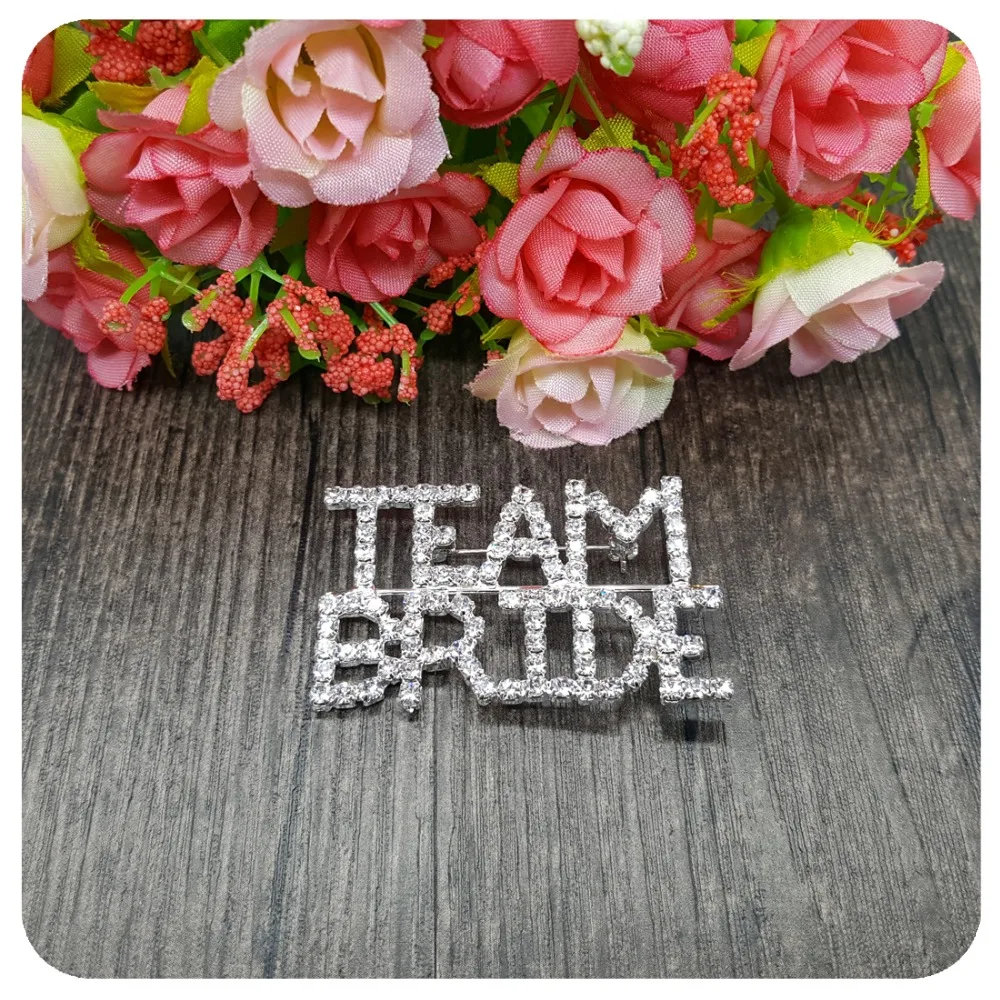 Брошь в виде букв Команда Невесты с кристаллами Свадебная тема ювелирное изделие