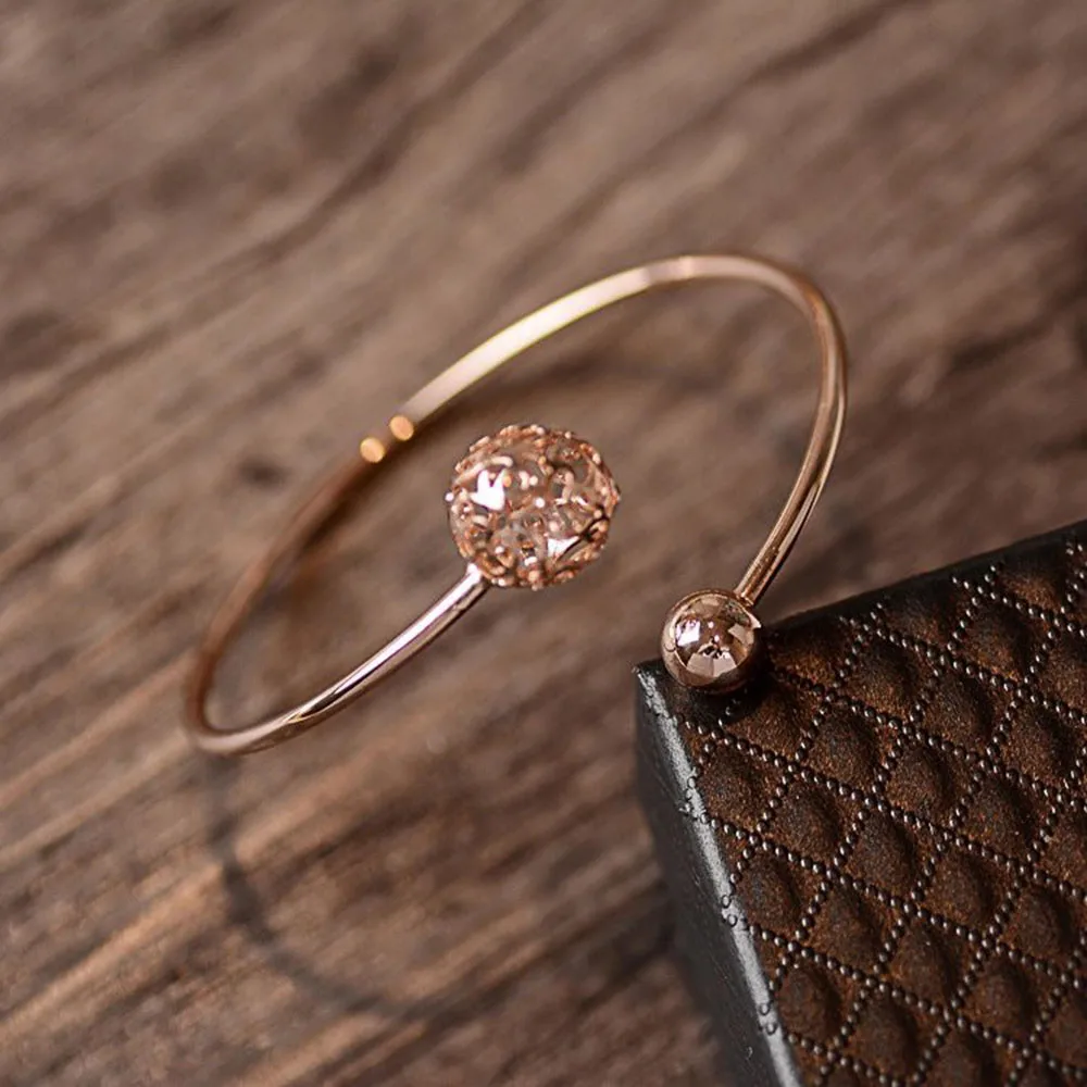 Браслет манжета с полыми цветами и хрустальными шариками регулируемый модный