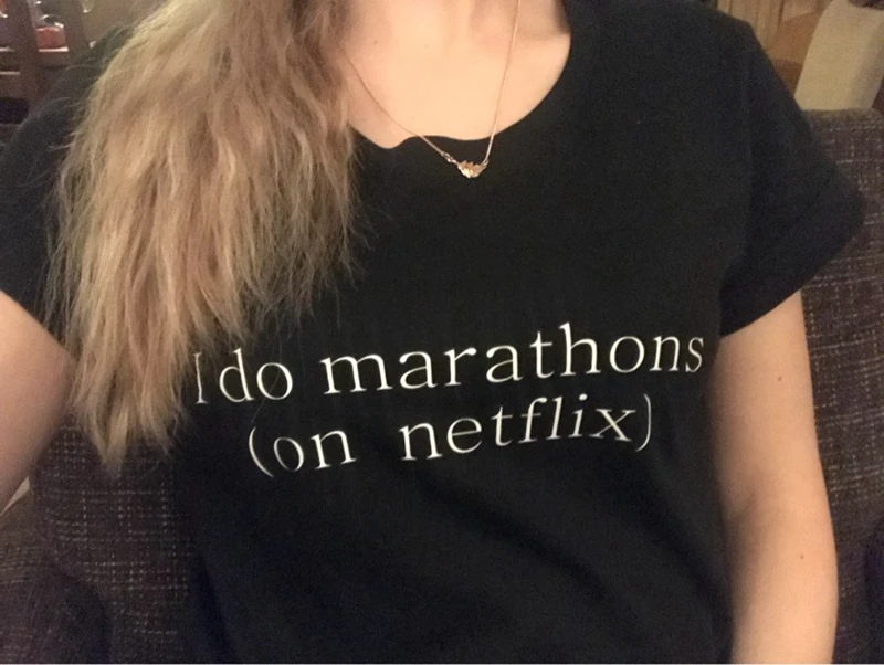 Женская летняя футболка с надписью I Do Marathons on Netflix белая забавным коротким