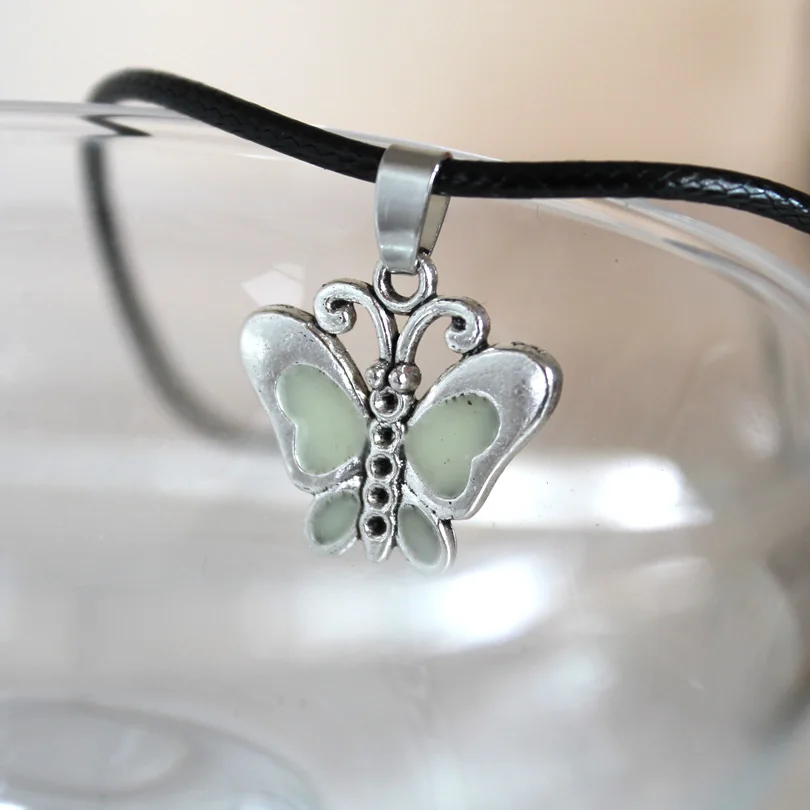 Светящееся ожерелье бабочка маленькое с кулоном светящееся в темноте светящиеся