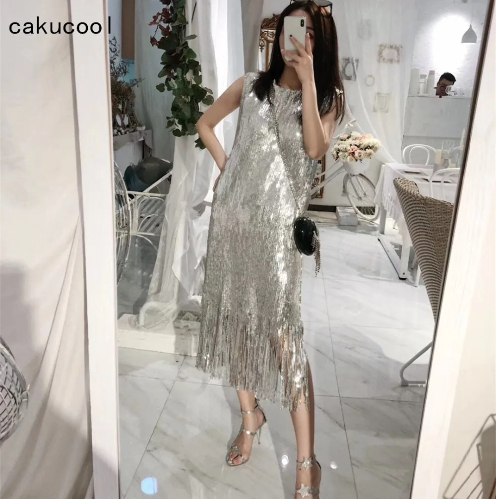

Женское вечернее платье Cakucool, длинное прямое блестящее платье серебристого цвета с круглым вырезом и кисточками