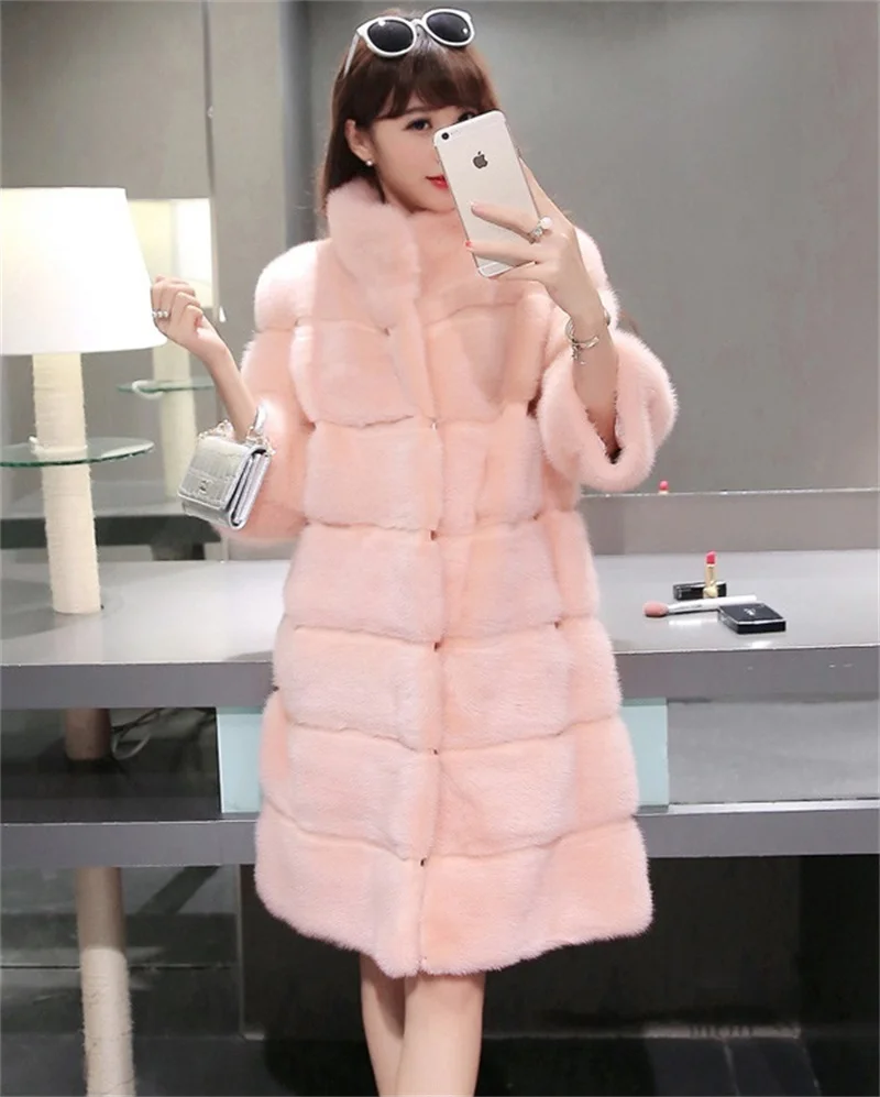 Женская теплая куртка с искусственным мехом розовая длинная в полоску