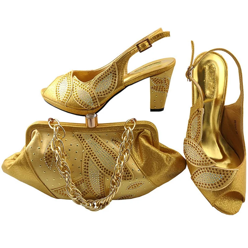 Комплект из туфель и сумочки золотистого цвета украшенные аппликацией комплект