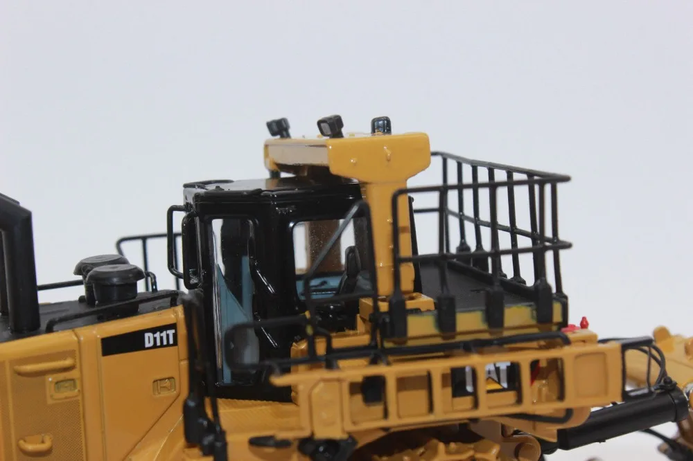 Коллекционная литая игрушка в подарок модель DM 1:50 Caterpillar Cat D11T трактор