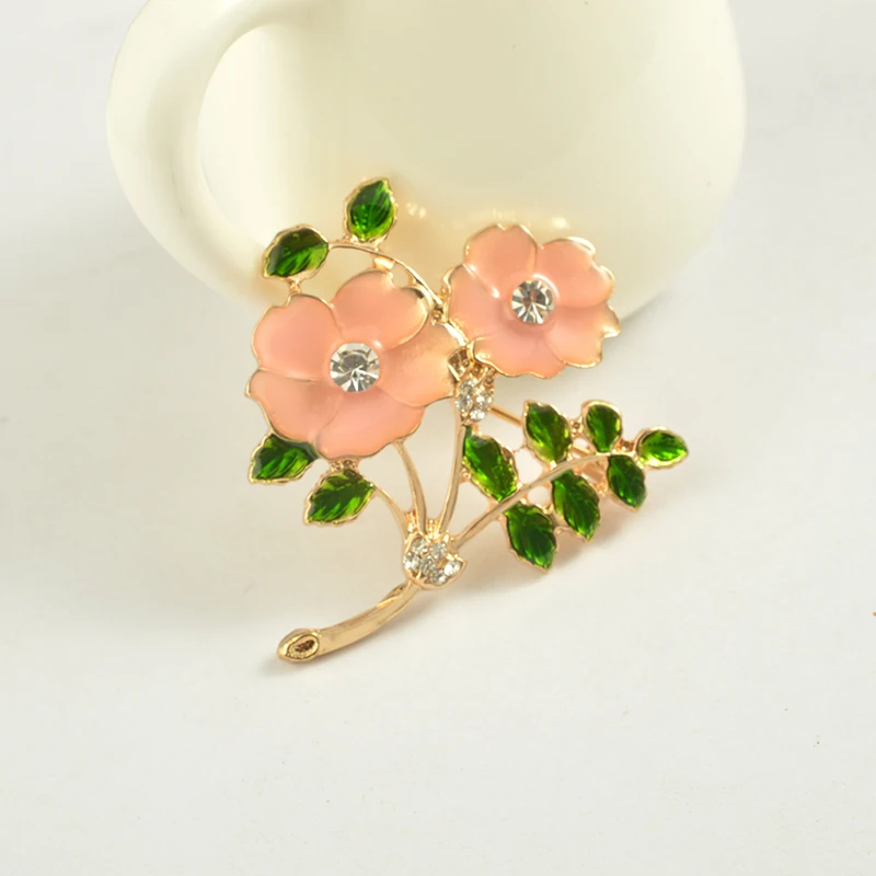 Женская эмалированная бутоньерка MZC зеленая брошь со стилизованными листьями в