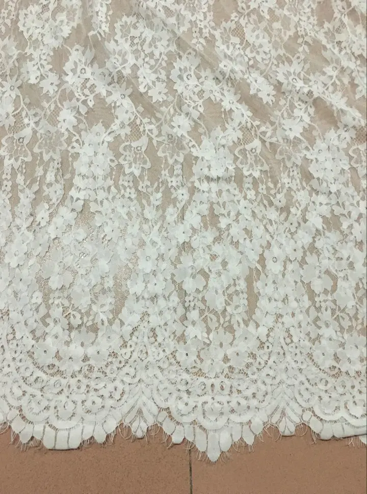 Белое сексуальное платье с глубоким v-образным вырезом и длинным рукавом