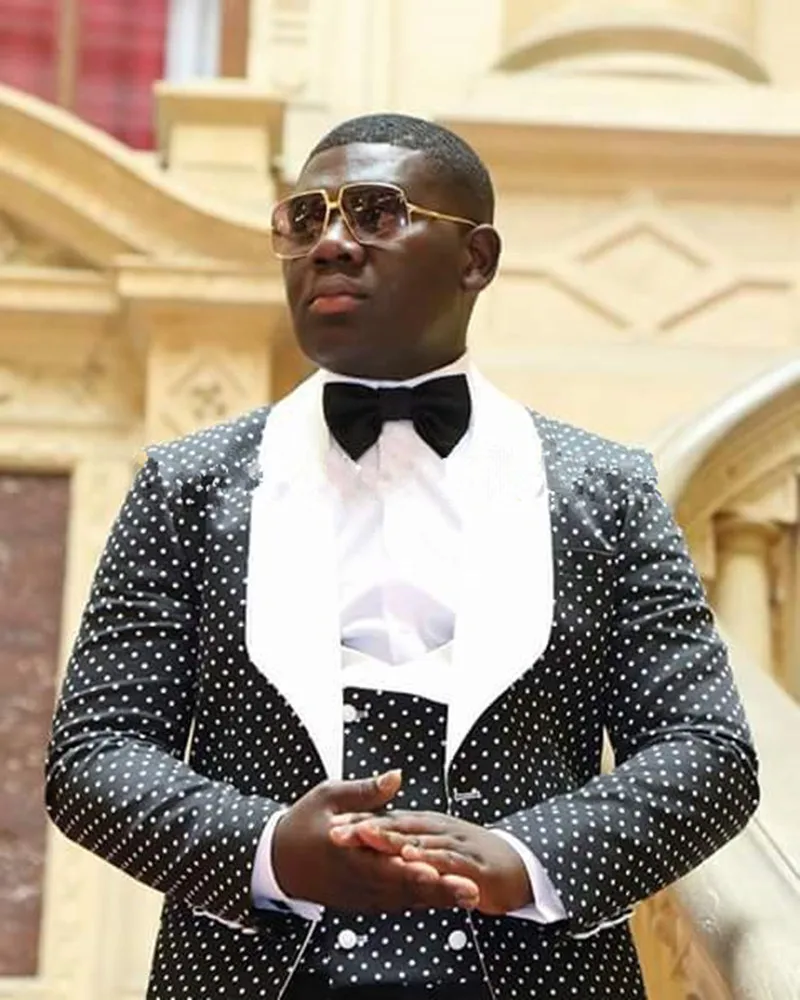 Новое поступление мужские костюмы смокинг для жениха с белым отложным