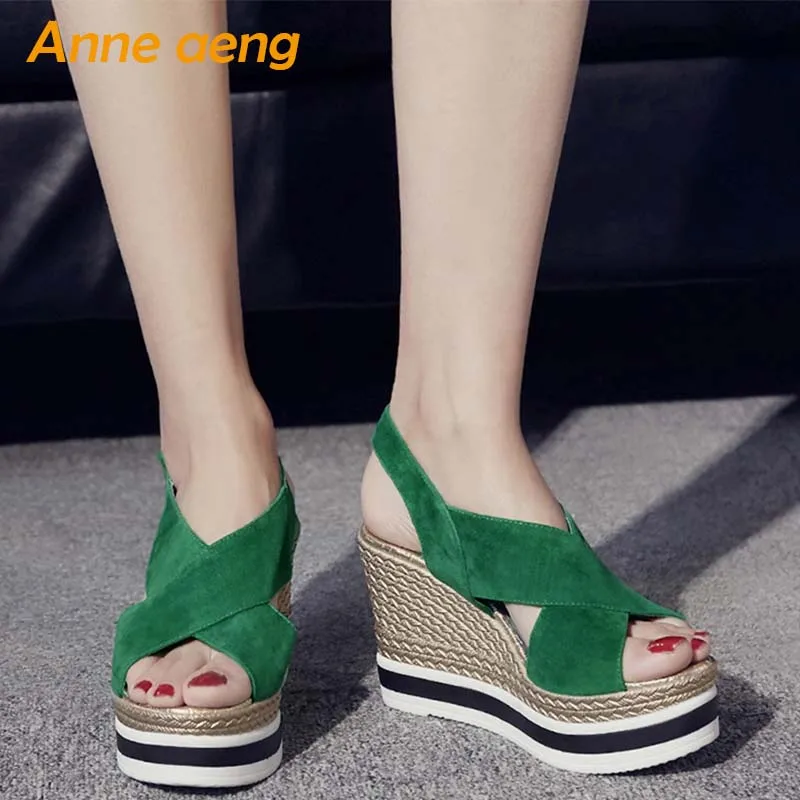 Женские босоножки из натуральной кожи на высокой танкетке с пряжкой платформе