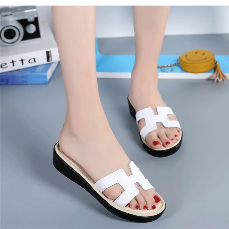 Летняя женская обувь Тапочки для ванной на платформе кожаные сандалии плоской