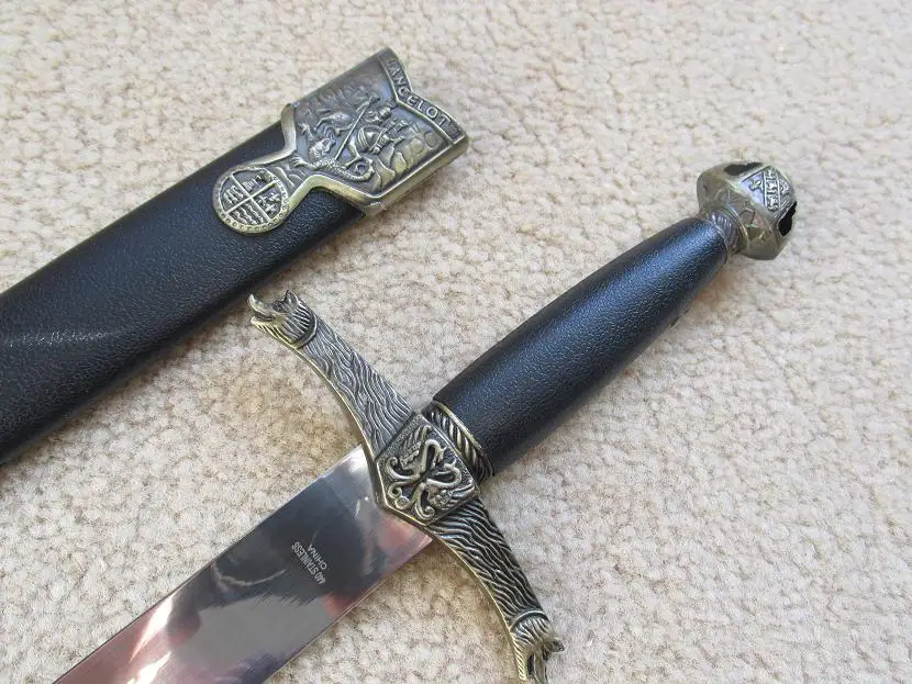 S0066 античное золото средневековые рыцари крестоносный крестоносский SIR LANCELOT нож