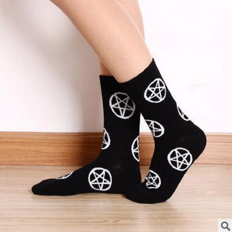 Fashionable beautiful Women's socks  Autumn Winter Black&white Street Fashion Women Skateboard Socks Cool Ootd Funk Hip
