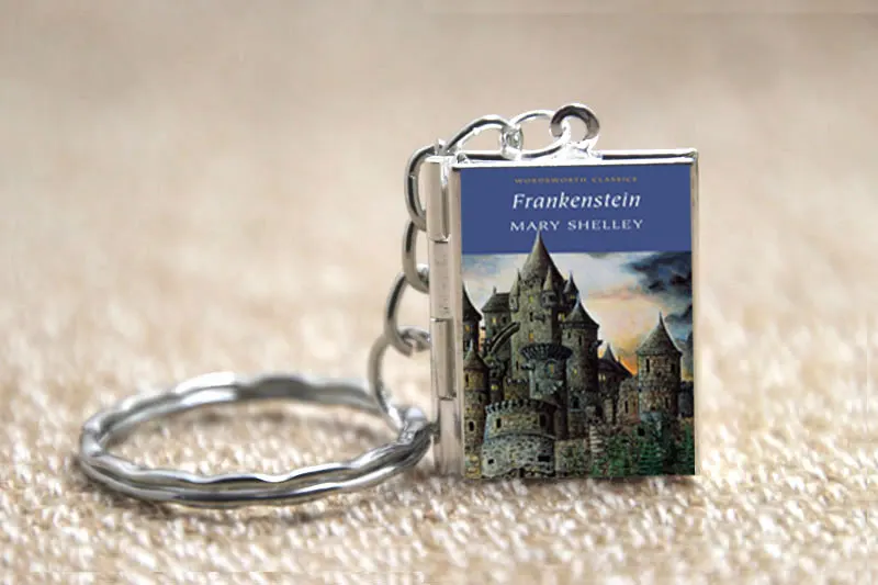 Ожерелье брелок с медальоном и обложкой в виде книги Франкенштейна серебряные