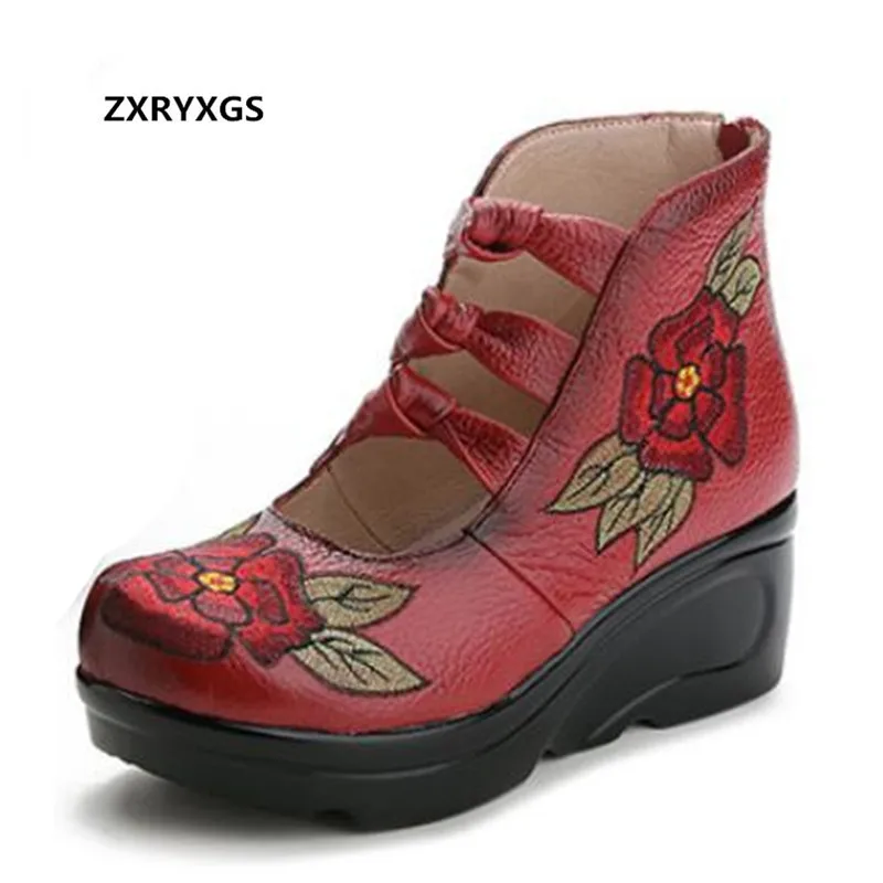 Женская обувь из натуральной кожи украшенная вышивкой ручной работы на танкетке