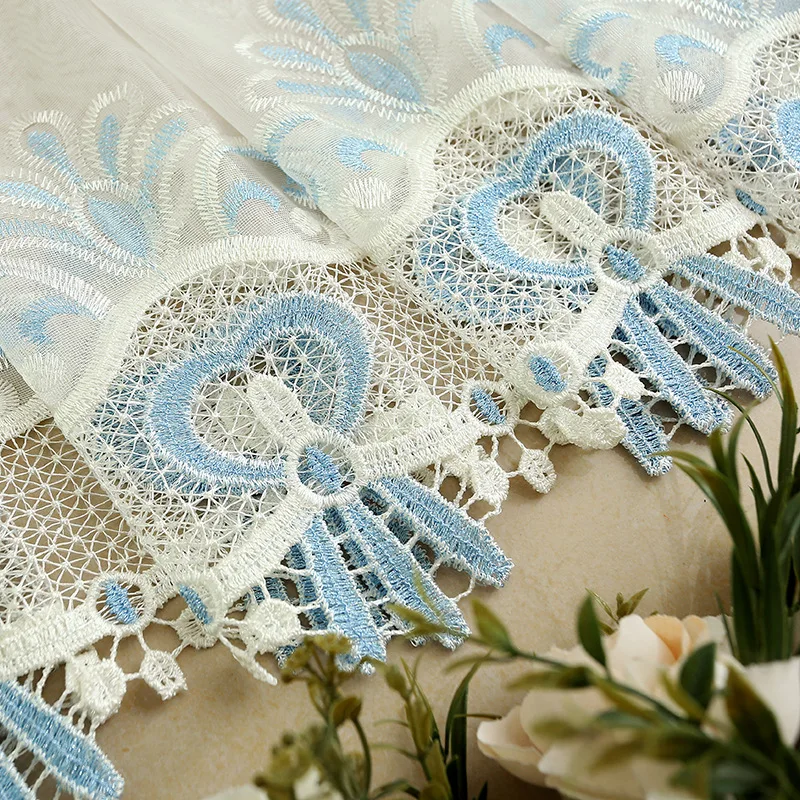 Полузатемняющие бежевые водорастворимые европейские шторы блэкаут с вышивкой