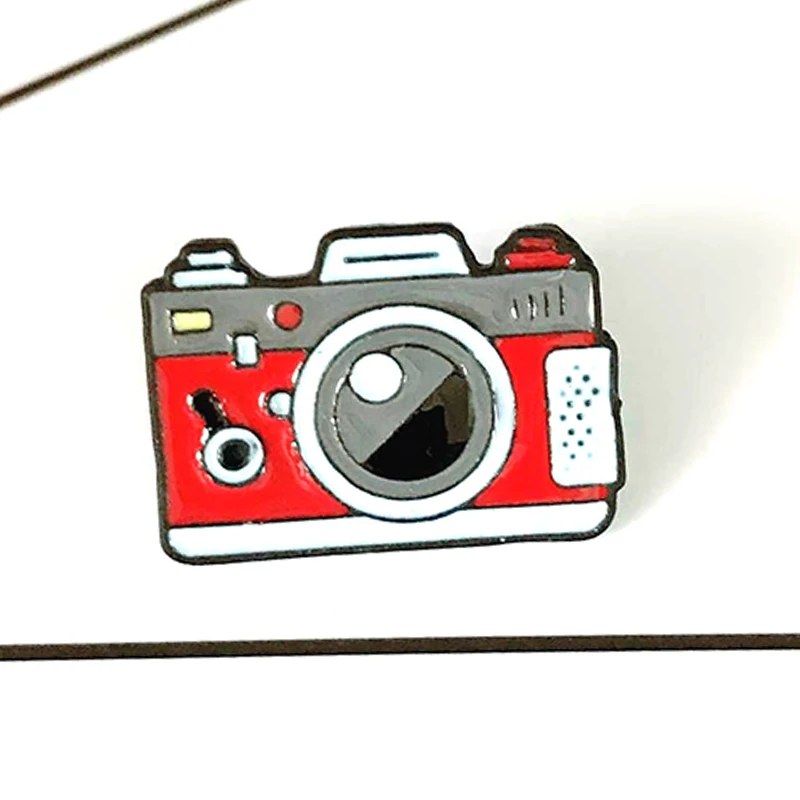 Red Пальто Кепка Рюкзак фотография и детский значок подарки мультфильм 1 шт. брошь зеленая Радуга цифровая камера эмалированные булавки серый красный - Окраска металла: Red