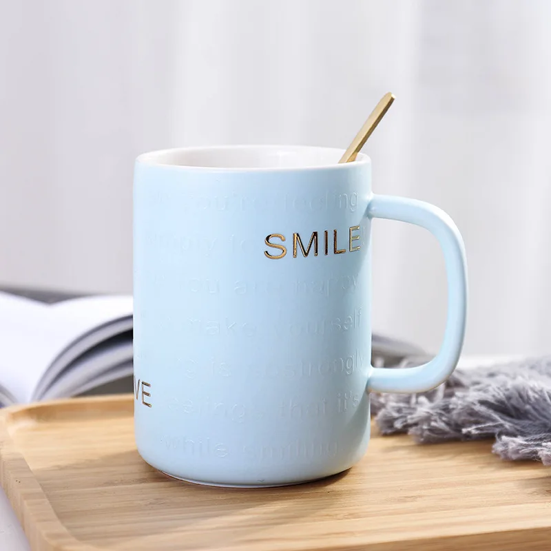 Light Blue Новинка года. Керамическая чашка с золотым тиснением и надписью. Красная чашка для воды с ложкой. Креативная кружка для студентов - Цвет: Light Blue