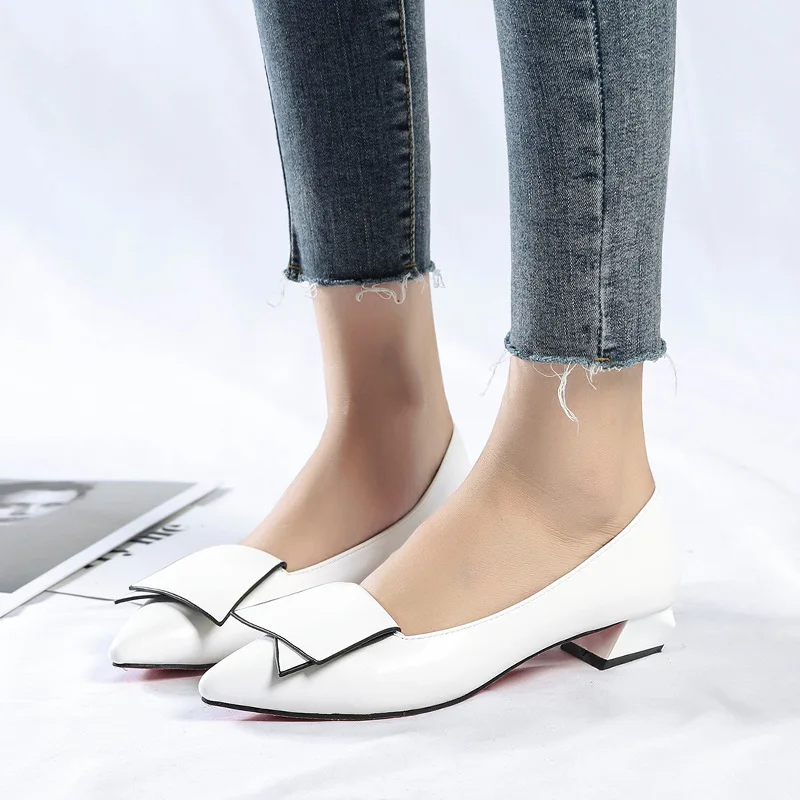 Туфли женские кожаные на плоской подошве элегантные лоферы заостренный носок с