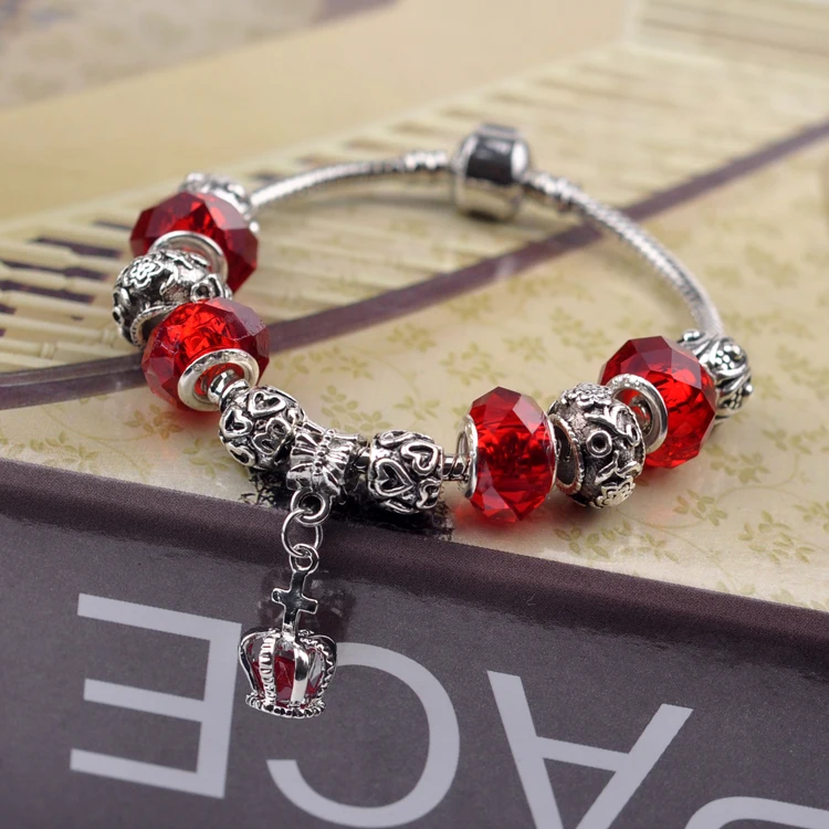 Женский браслет с подвесками в виде сердца из серебра красными бусинами античном