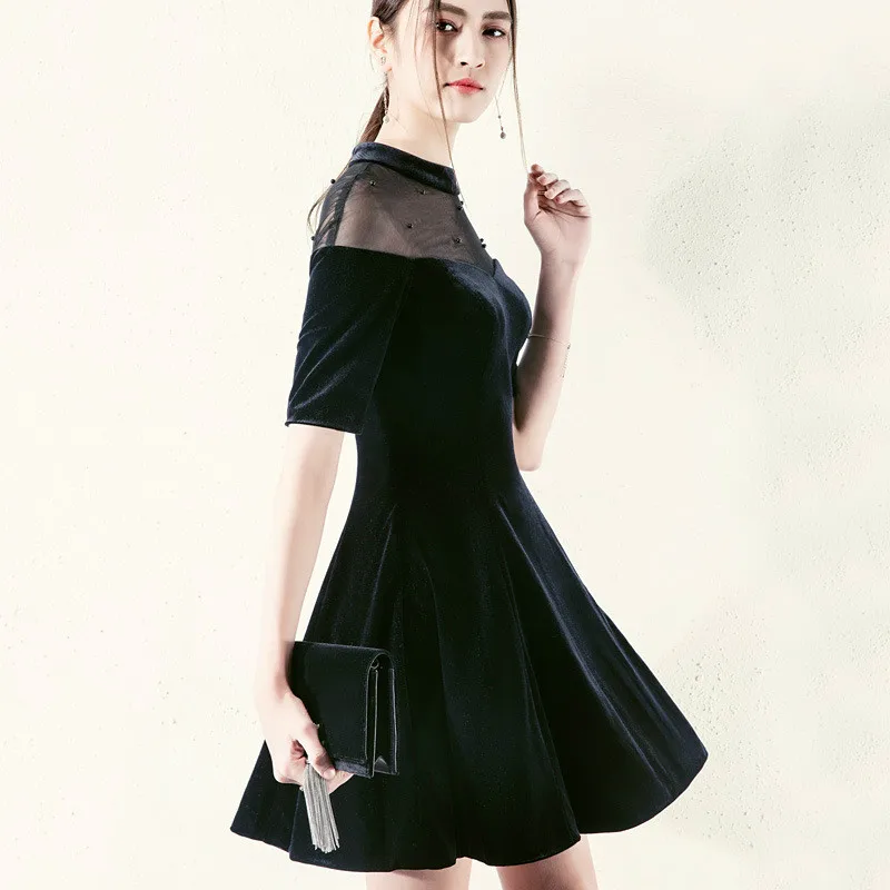 Женское плиссированное платье средней длины однотонное черное из бархата с